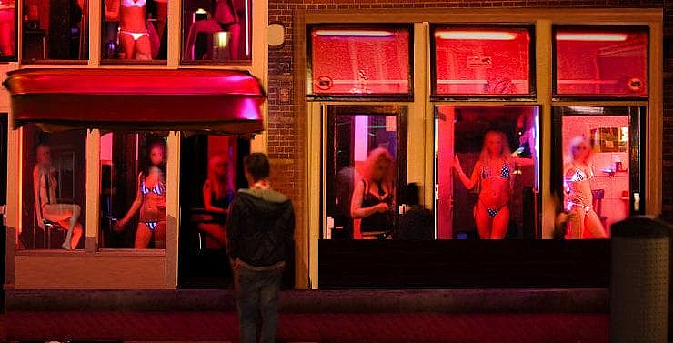 Visita i bordelli e guarda le escort in mostra